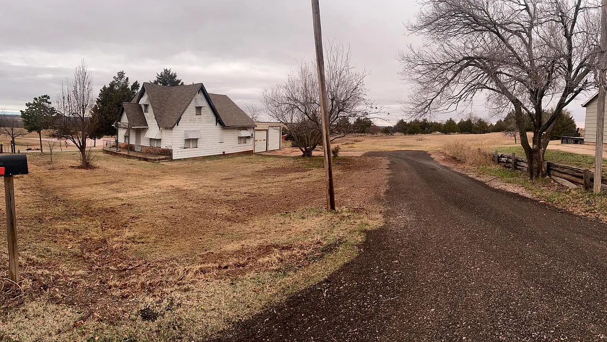 Building Photo - 422 W Triplett Rd