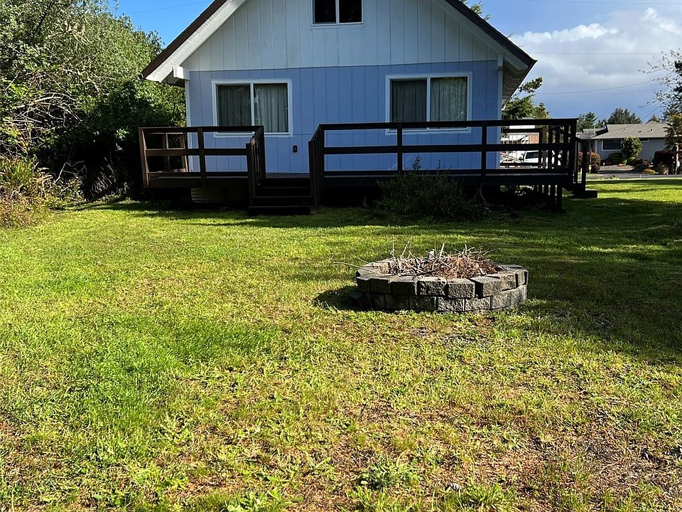 Canal front cottage! Located on 1.5 lots!