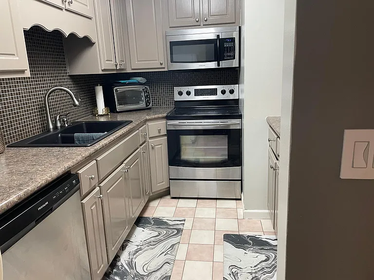 905 Gables Dr — Photo 3