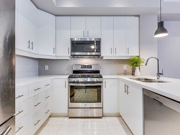 5th image of 372 Belcourt Cmn