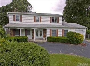 92 Woodview Ln, Centereach, NY 11720
