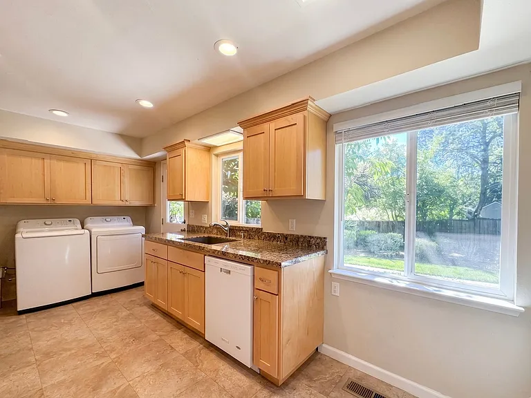 656 Evelyn Ct — Photo 5