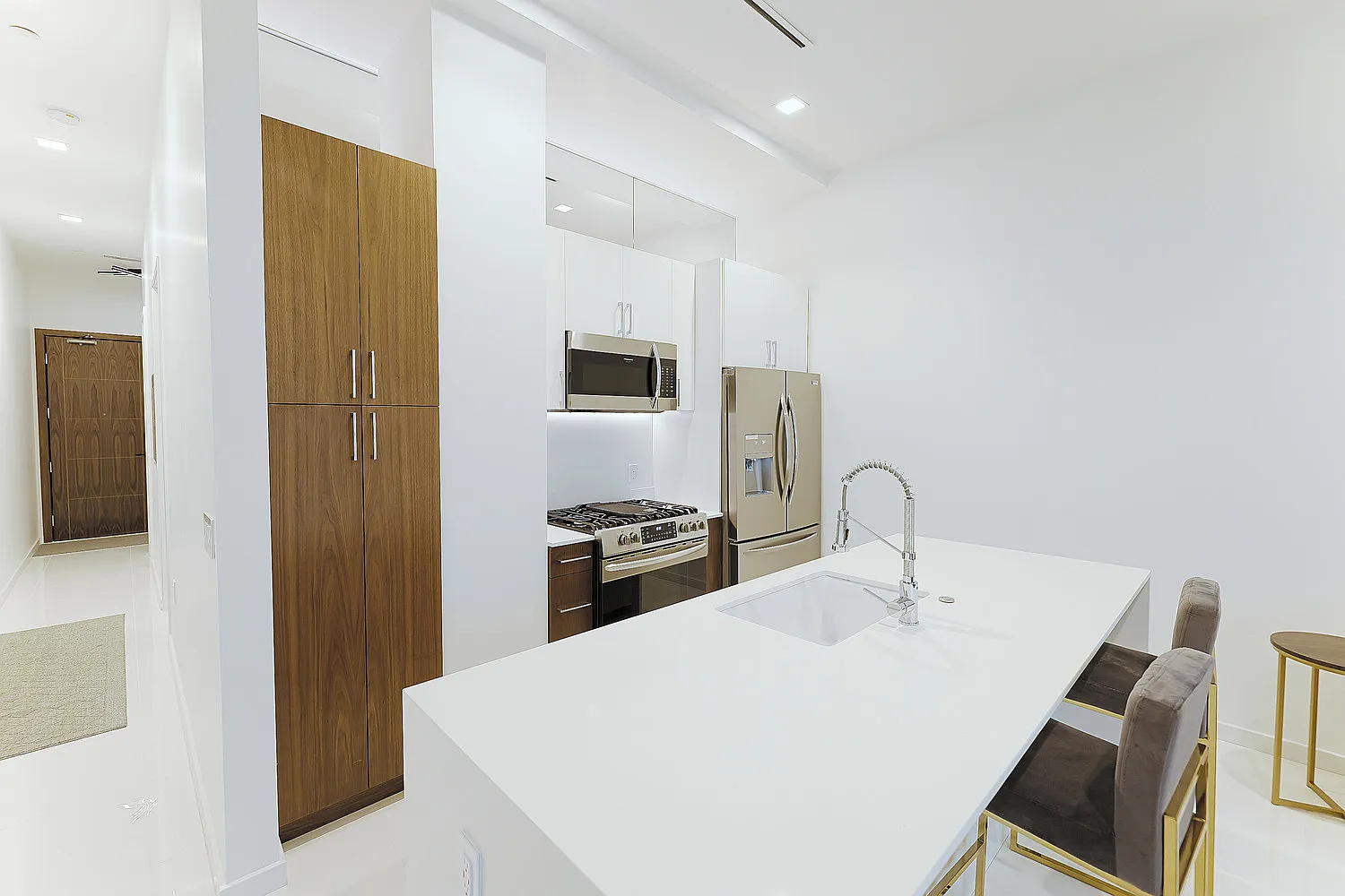 1 bed, 819 sqft, $3,000 — Photo 2