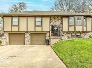 1603 SE Wagon Wheel Dr, Oak Grove, MO 64075