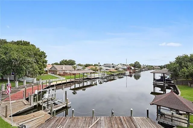 305 Charles Ct — Photo 19
