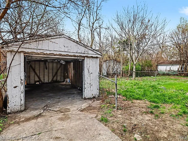 16605 Freeland St — Photo 23
