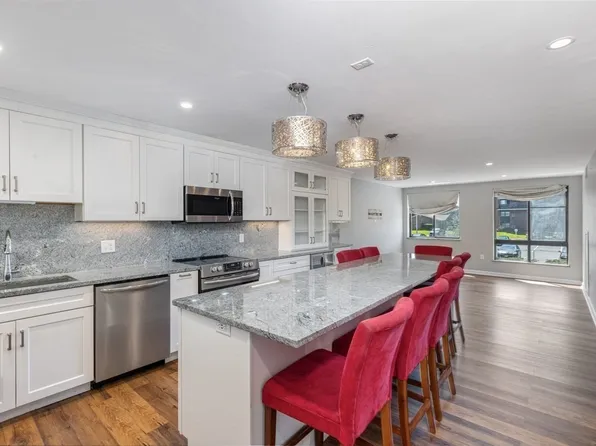 100 Ledgewood Dr APT 410, Stoneham, MA 02180