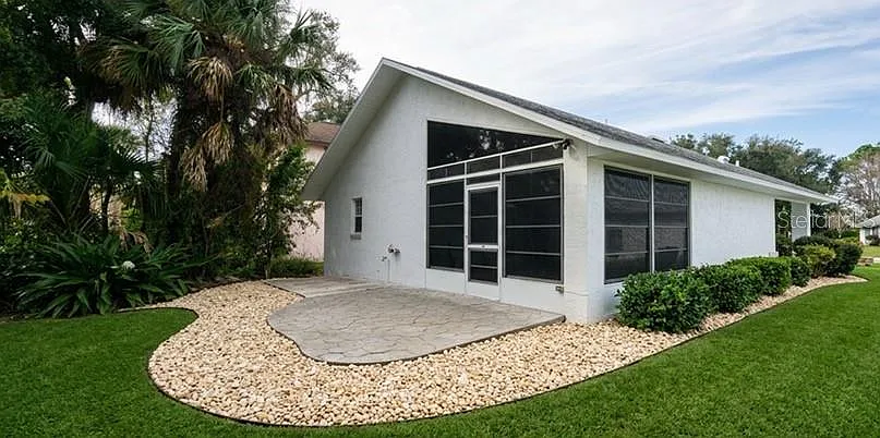 3 bed, 2.0 bath, 1057 sqft, $2,300 — Photo 2