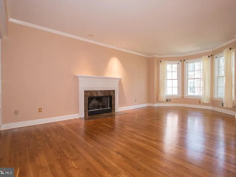 42 Governors Ln — Photo 3