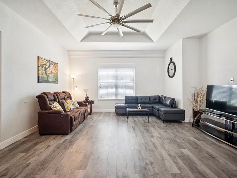 10517 Camelia Dr — Photo 3