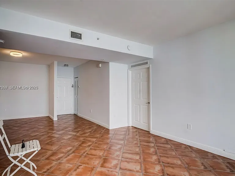 2425 SW 27th Ave #806 — Photo 12