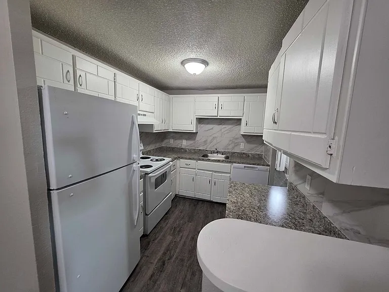 Sunstone Apartments — Photo 39