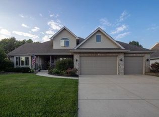 532 Meadow Ridge Dr, Schererville, IN 46375