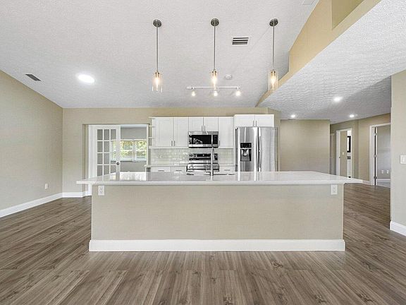 5th image of 113 SW Essex Drive
