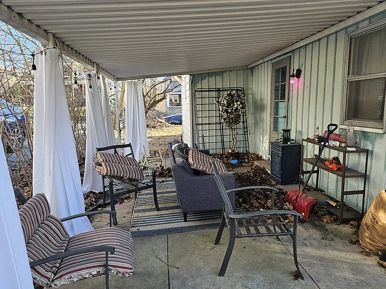 813 E University St — Photo 18