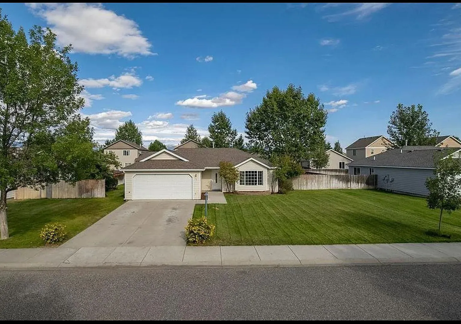 Fantastic well maintained home in River Rock — Photo 1