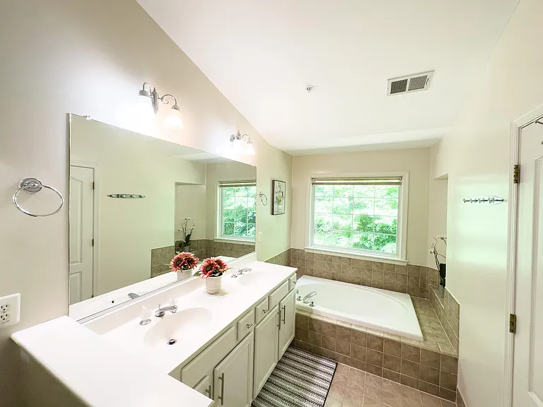 2029 Ashleigh Woods Ct — Photo 21