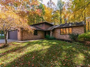 8870 Foxhill Dr, Kirtland, OH 44094