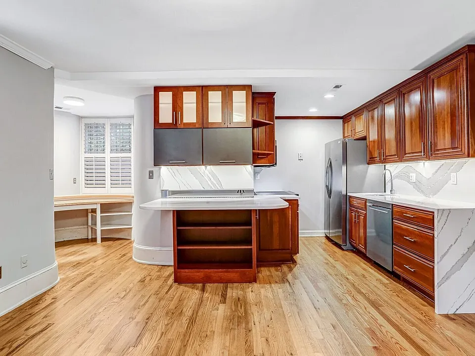 900 D St SE #2