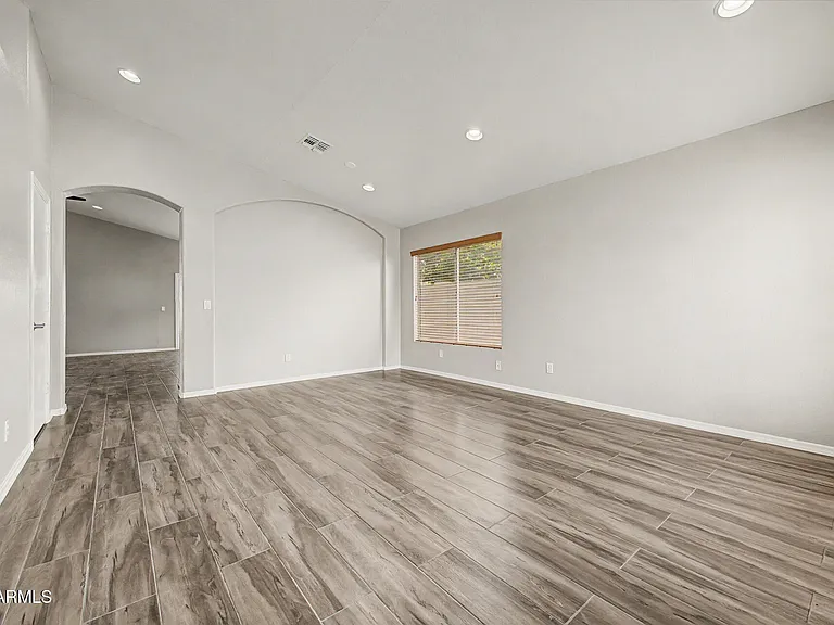 308 W Liberty Ln — Photo 4