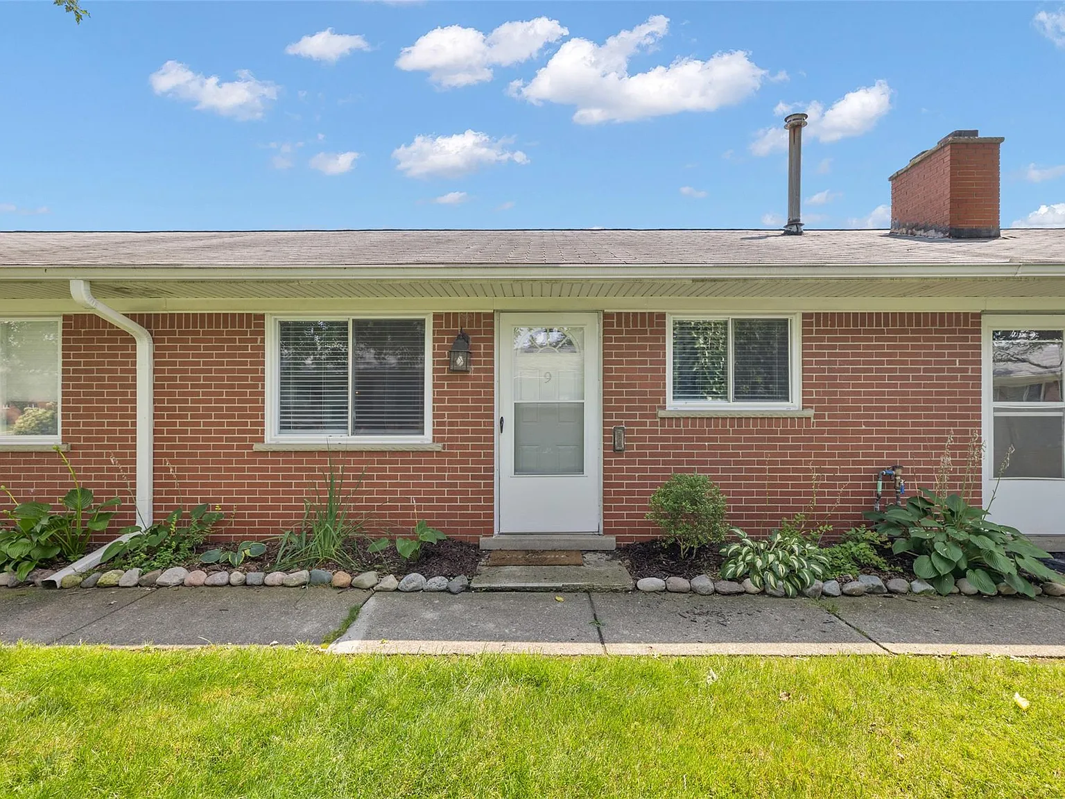 2 bed, 1.0 bath, 900 sqft, $1,975 — Photo 1