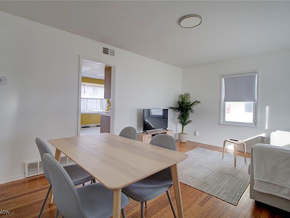 4th image of 15514 Montrose Ave