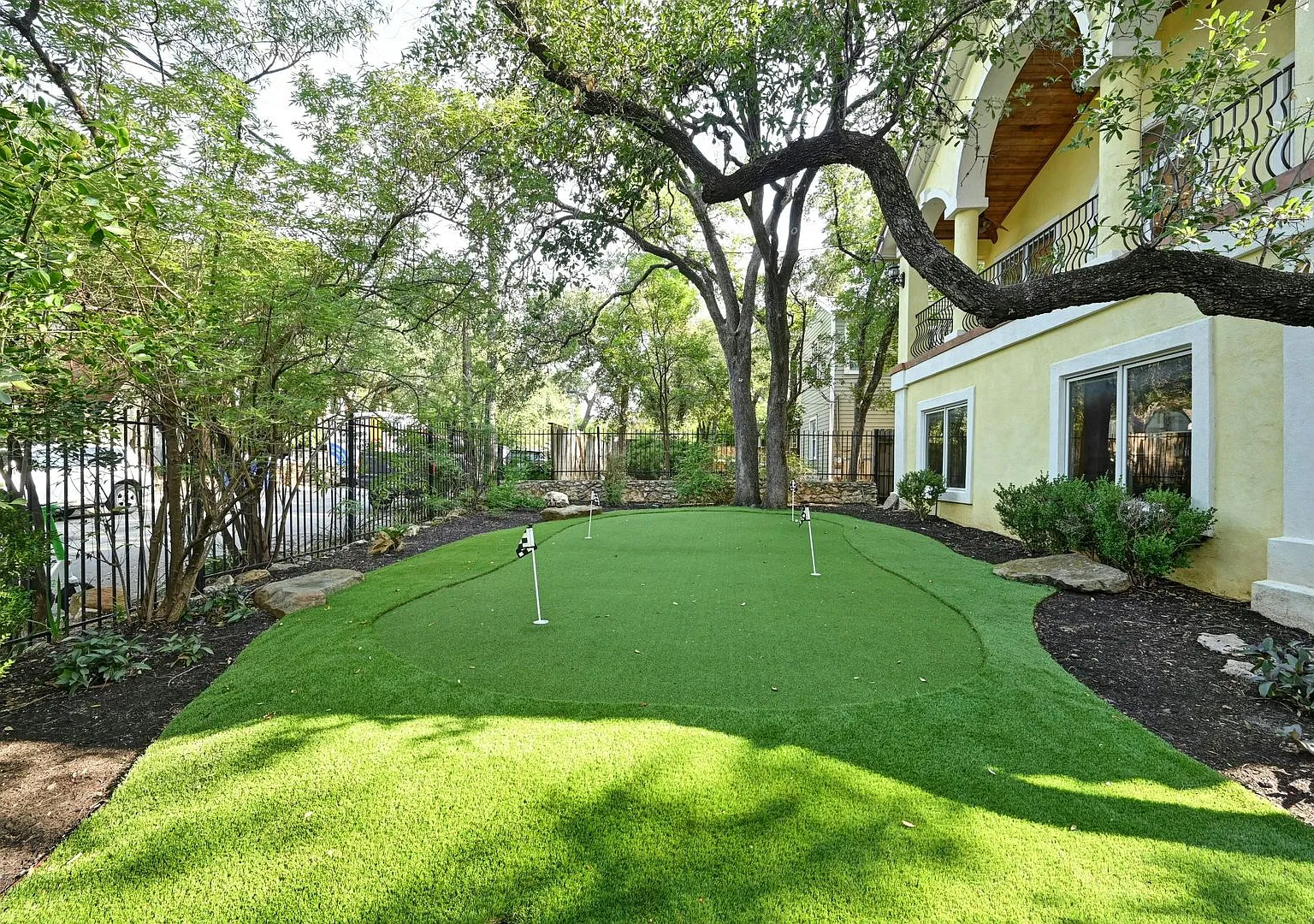 6Bed/4Bath in West Campus — Photo 2