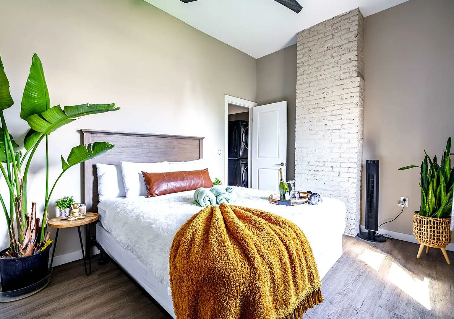 Jungle Vibe by Jungle House | Downtown & Short North | Free Parking — Photo 4