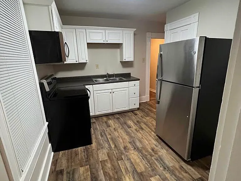 218 E Walnut St — Photo 14