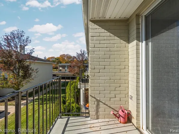1965 Axtell Dr APT 4, Troy, MI 48084