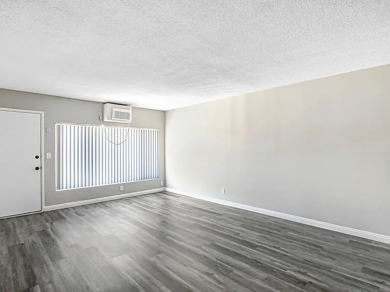 Cazador Court Apartments — Photo 2