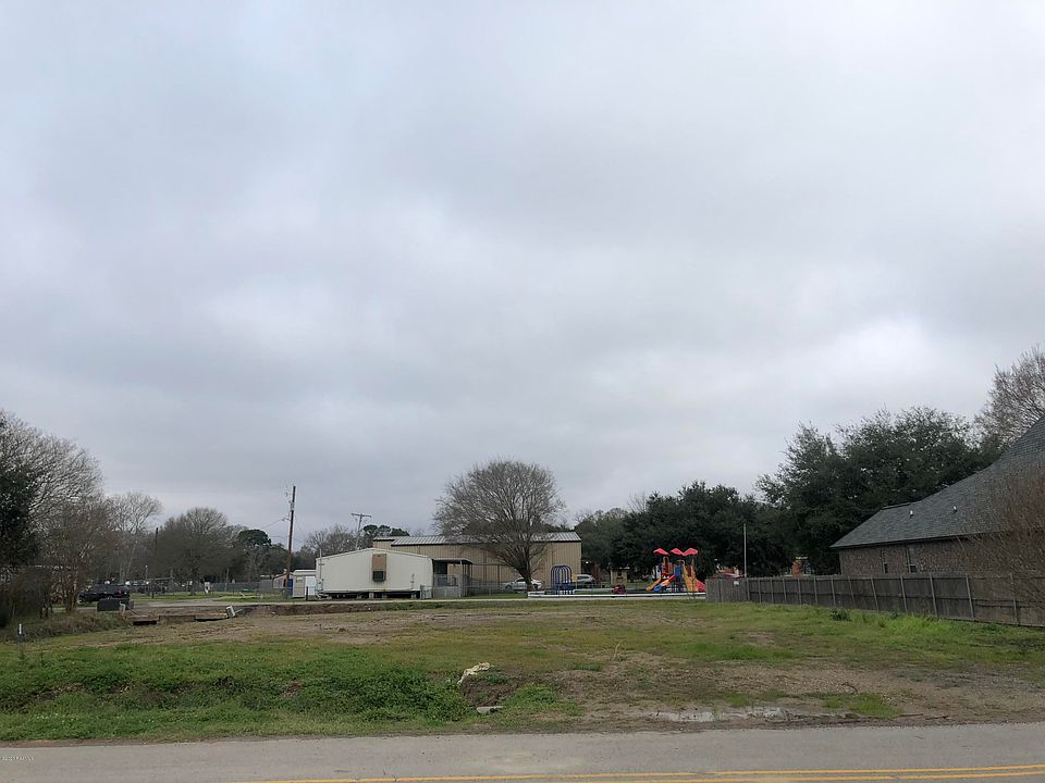 1st image of 305 Oakview Dr