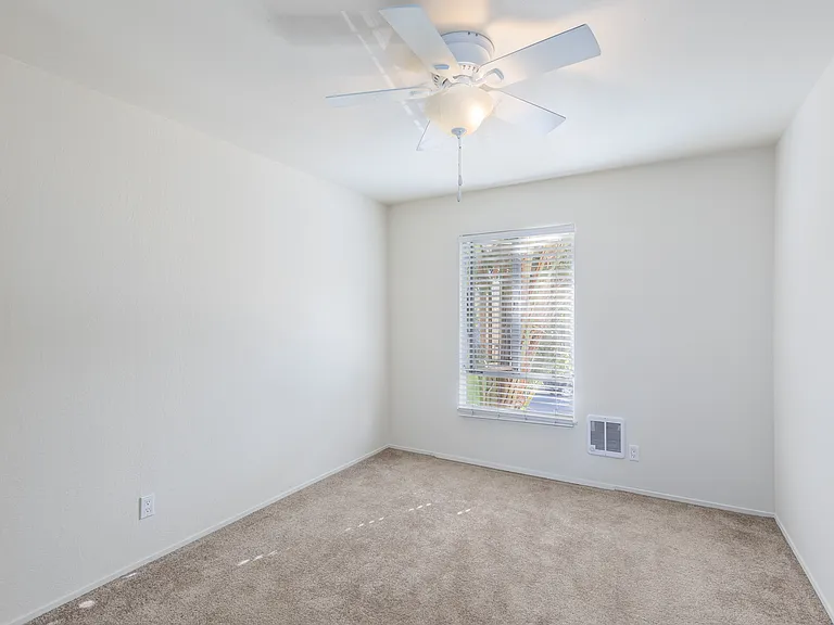 Jackson Lake Apartments — Photo 21