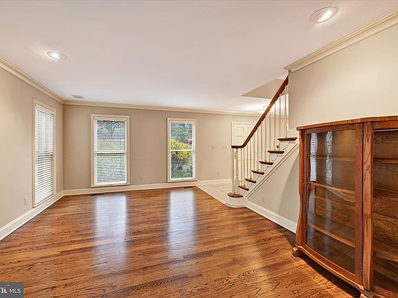 3rd image of 20 Woodward Ct