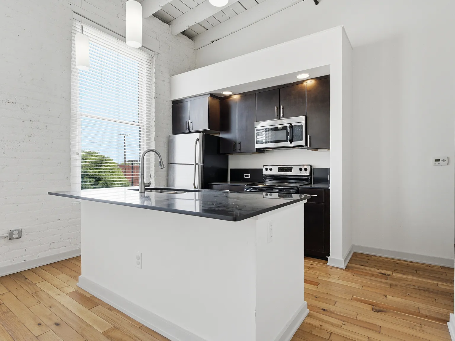 2 bed, 873 sqft, $1,580 — Photo 1