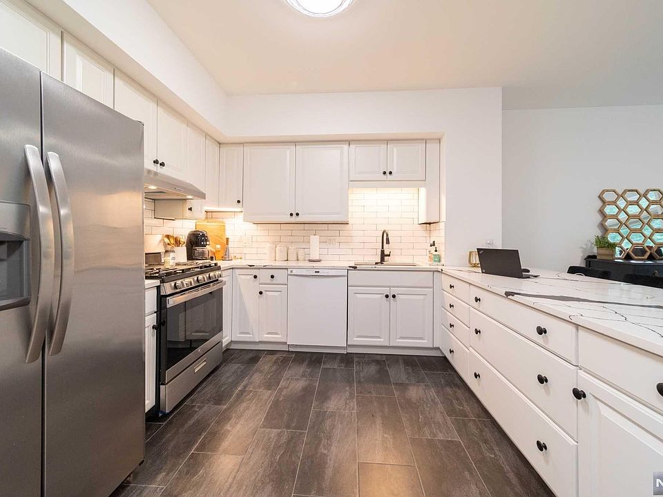 Updated eat-in kitchen