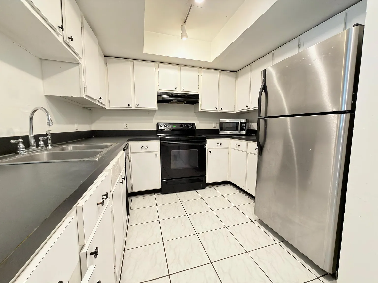 2 bed, 2.0 bath, 1173 sqft, $2,299 — Photo 2