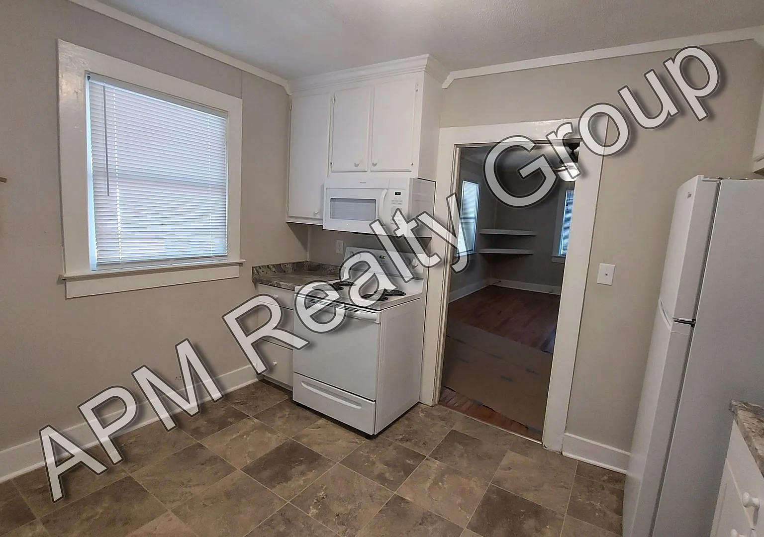 Updated two bedroom house — Photo 3