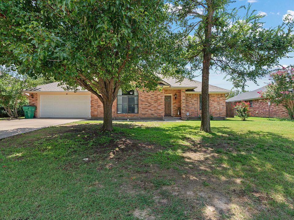 1st image of 682 Bluebonnet St