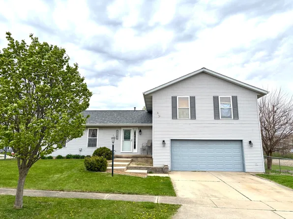 2004 Trails Dr, Urbana, IL 61802