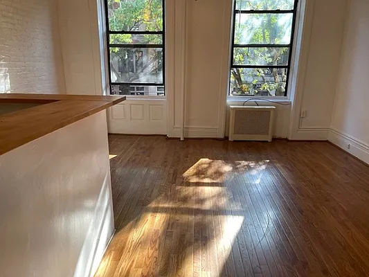 Rented by Perry Associates NYC Inc | media 21