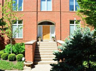 1 E Walinca Walk, Saint Louis, MO 63105