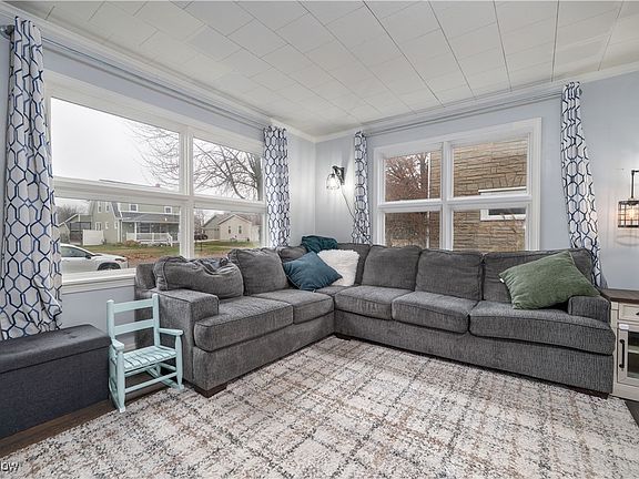 3rd image of 820 Park Ave NW