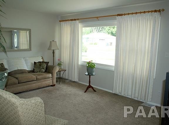 3rd image of 3005 N Victoria Ave