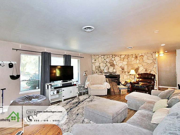4548 Pensacola St — Photo 4