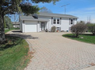 302 Pembroke Rd SW, Poplar Grove, IL 61065