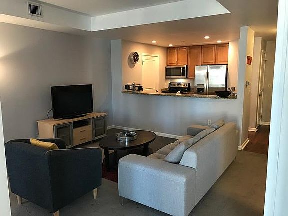 3rd image of 925 Lincoln St #8B