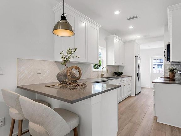 3rd image of 2333 W Beach St