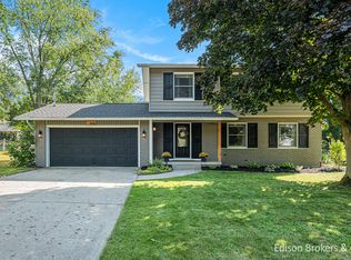 8282 Atlanta Dr NE, Rockford, MI 49341
