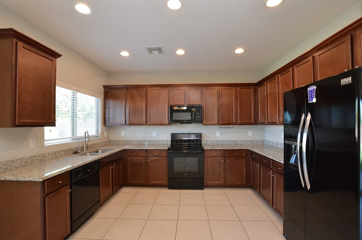 3 bed, 2.5 bath, 2443 sqft, $2,399 — Photo 3